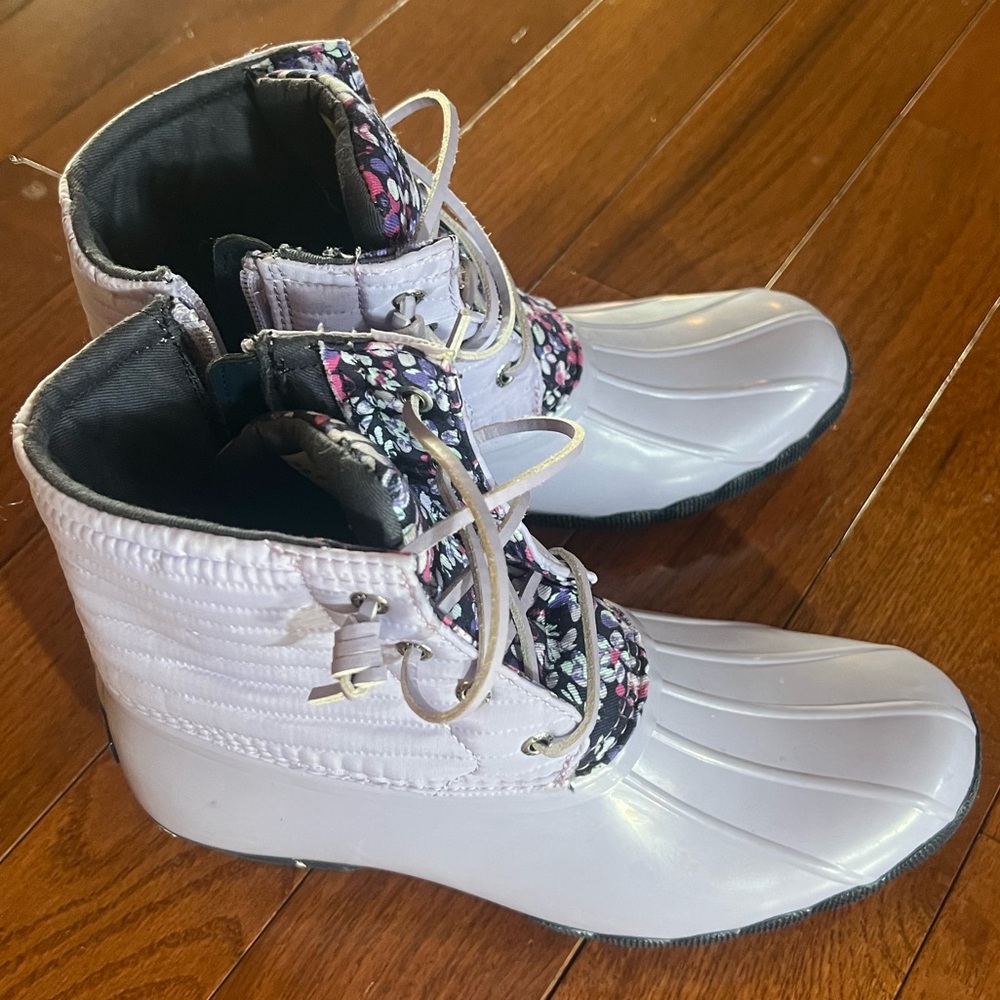 Big kids size 5, women’s size 7 - like new Sperry topsider waterproof boots.